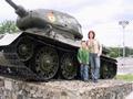Robert beim Panzer mit Mama